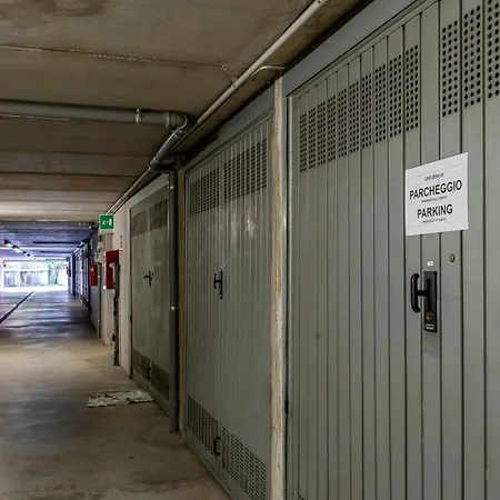 Garage & Station - Self Check-in & Remote Access Como